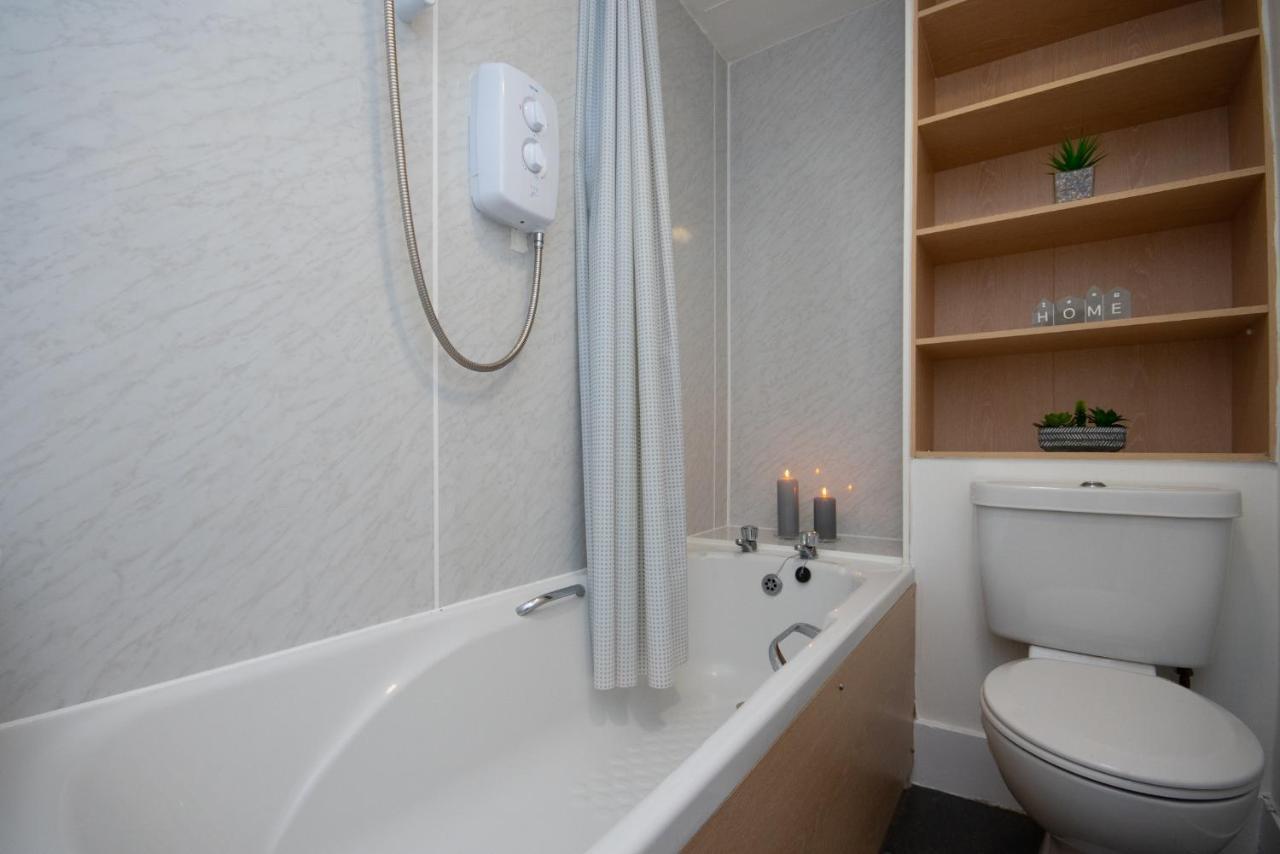 Dwellcome Home Ltd 1 Bed Apt, Half Mile To Union Street Yet Quiet, Free Parking, Fast Wifi, Ideal For Long Term Contractor, Etc Stays, Fully Equipped Kitchen, Regular Housekeeping Option - See Our Site For Assurance Aberdeen Extérieur photo